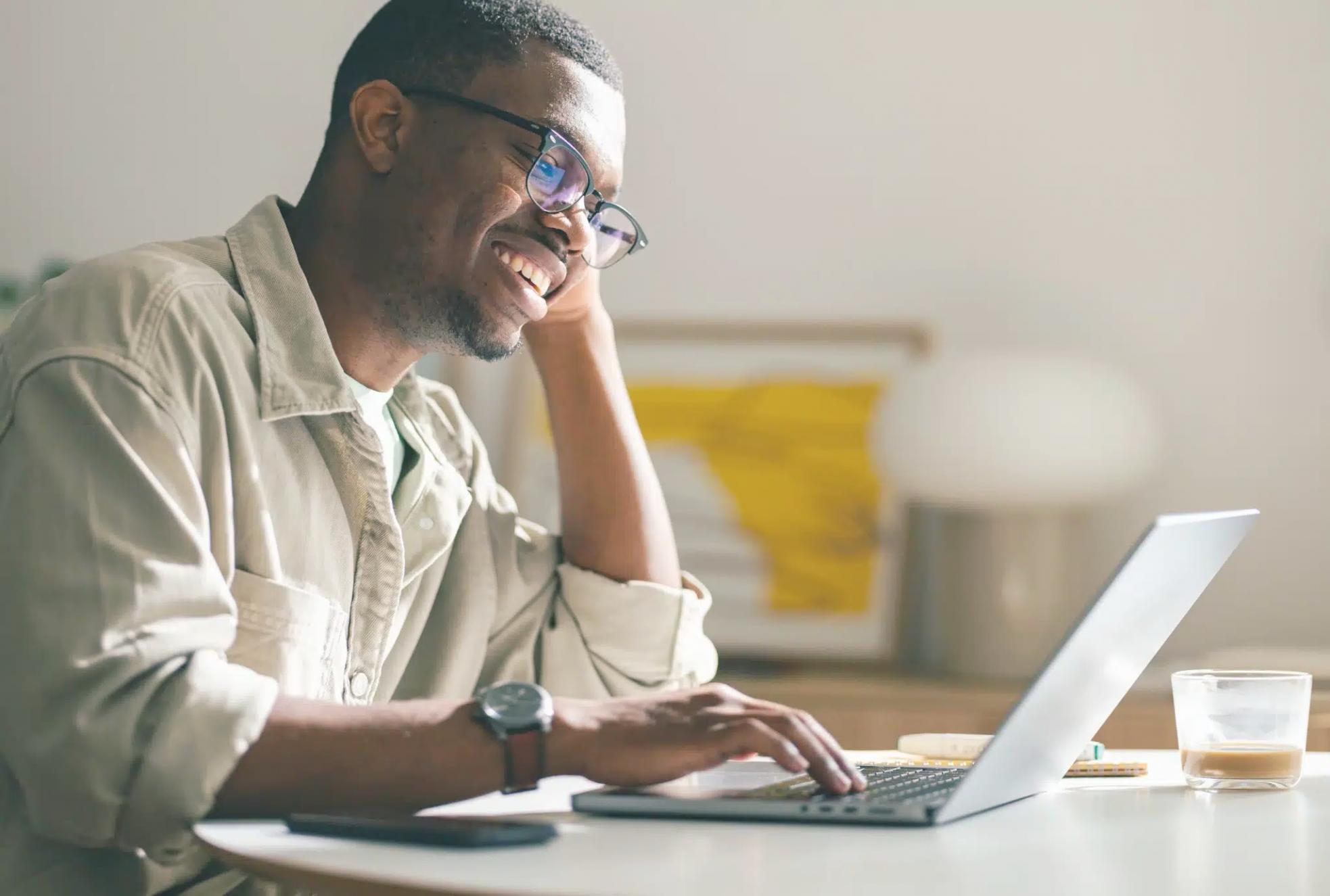 観光業界での実務研修の様子を示す教育現場の風景