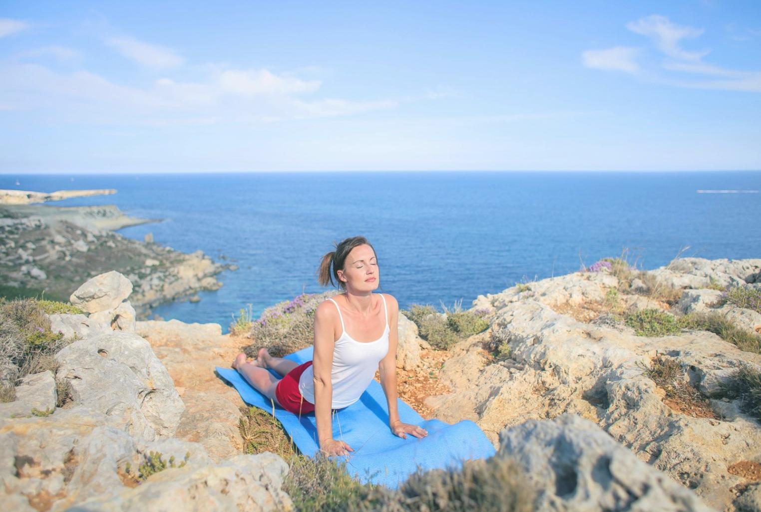 観光運営の学習教材とノートを使った実践的な学習風景